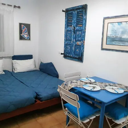 Yacht Front - Back Yard - No 8 Appartement