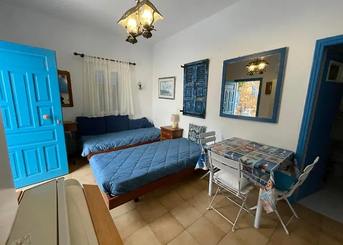 Yacht Front - Back Yard - No 8 Ίος